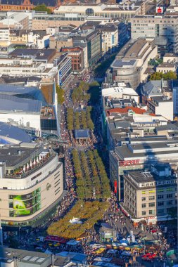 Frankfurt, Almanya - 2 Ekim 2011: Frankfurt, Almanya manzaralı gökdelen ve alışveriş mili Zeil manzaralı, Frankfurt 'ta alışveriş için yaya bölgesi.