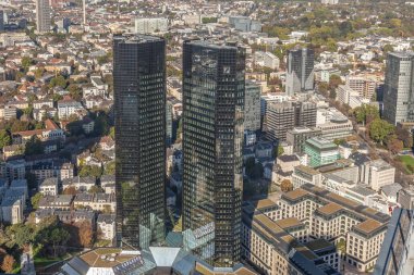 Frankfurt, Almanya - 1 Ekim 2011: Frankfurt am Main Anteni gökdelen ve Deutsche Bank 'ın genel merkezine bakınız - engl:.