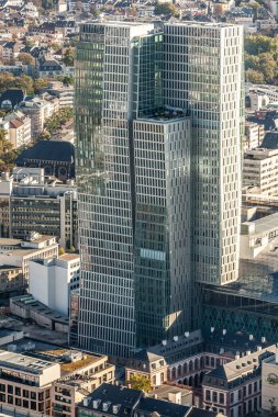 Frankfurt, Almanya - 1 Ekim 2011: Frankfurt am Main antresi gökdelen ve Taunus bölgesi manzaralı.