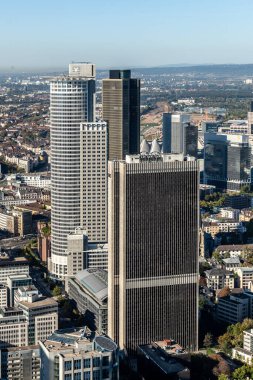 Frankfurt, Almanya - 1 Ekim 2011: Frankfurt am Main antresi gökdelen ve Taunus bölgesi manzaralı.