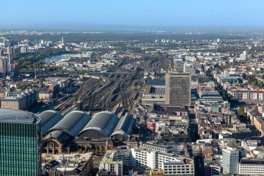 Frankfurt, Almanya - 1 Ekim 2011: Frankfurt am Main 'in gökdelen ve merkez istasyonu.