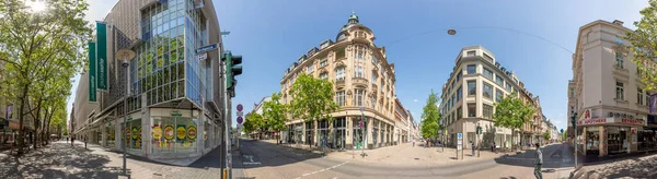 德国威斯巴登 2023年5月18日 中午阳光下的人行横道 古建筑里有树木和商店 — 图库照片
