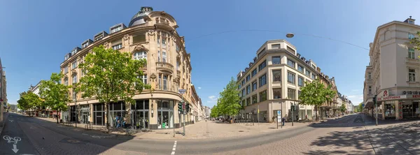 Wiesbaden Mai 2023 Fußgängerzone Der Mittagssonne Mit Bäumen Und Geschäften — Stockfoto