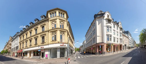 ドイツのヴィースバーデン 2023年5月18日 古いファサードを持つヴィースバーデンの商店街フリードリヒストラースの古い歴史的家屋への眺め — ストック写真