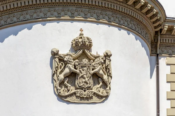 德国威斯巴登 2023年5月18日 西班牙国会徽 一个带有雄狮的象征 在历史性议会的白墙上戴着王冠 — 图库照片