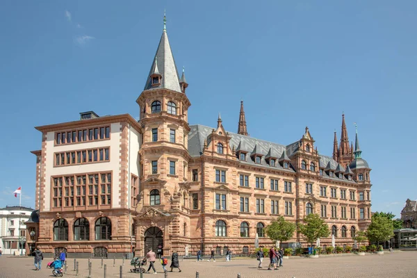 ドイツのヴィースバーデン 2023年5月18日 晴れた日を楽しむ人々と市場広場からヴィースバーデンの旧市庁舎までの眺め — ストック写真