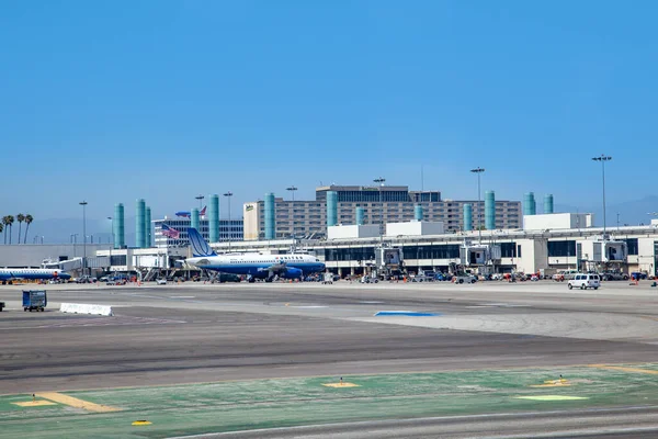 ロサンゼルス 2012年6月29日 次の航空機 搭乗準備ができてターミナルゲートに立つユナイテッド航空の航空機をロードする準備ができている車やローダー — ストック写真
