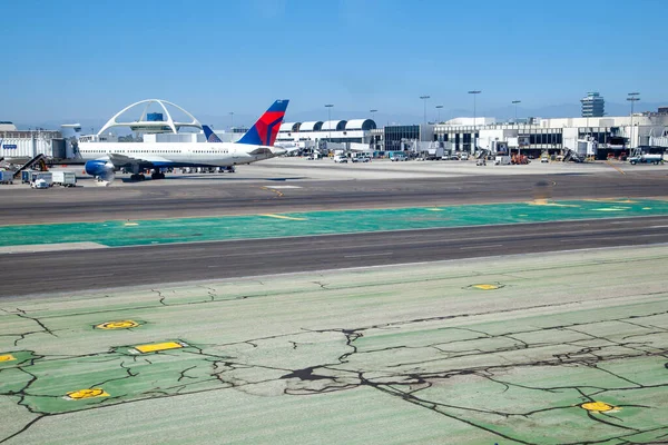 美国洛杉矶 2012年6月29日 汽车和装载机准备卸下下一班飞机 飞机站在候机楼门口准备登机 — 图库照片