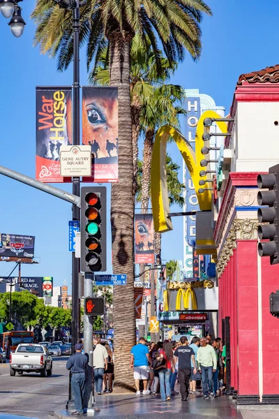 美国洛杉矶 2012年6月24日 人们在好莱坞大道上与来自好莱坞著名传奇人物的数千位明星一起散步 — 图库照片