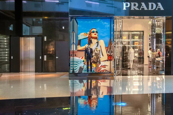 美国拉斯维加斯 2012年6月15日 拉斯维加斯水晶商场的Prada商店主要为女性提供昂贵的服装 — 图库照片
