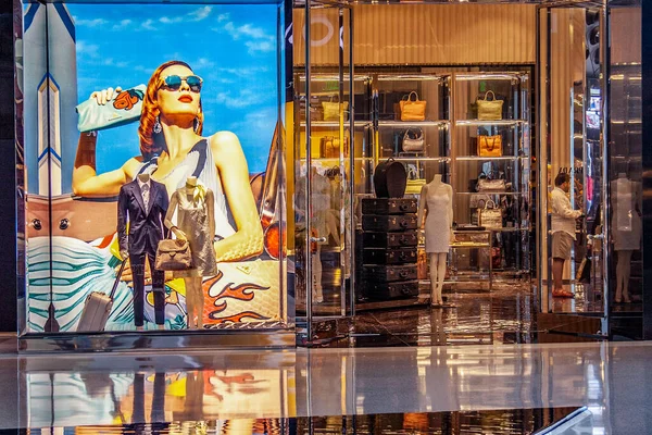 美国拉斯维加斯 2012年6月15日 拉斯维加斯水晶商场的Prada商店主要为女性提供昂贵的服装 — 图库照片