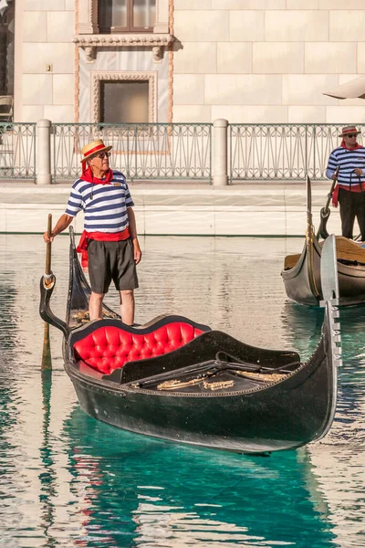 2012年6月15日 美国拉斯维加斯 贡多利埃在拉斯维加斯的威尼斯酒店向游客提供他的航运服务 其复制品是威尼斯贡多拉 — 图库照片