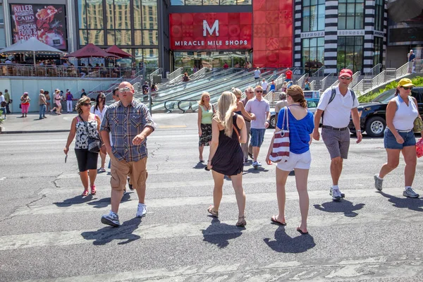 Las Vegas Usa Června 2012 Lidé Spěchají Přejít Ulici Strip — Stock fotografie