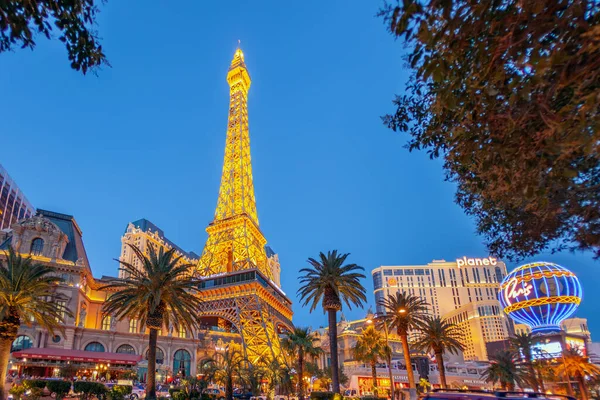 美国拉斯维加斯 2012年6月15日 美国拉斯维加斯的巴黎拉斯维加斯酒店和赌场 它包括半个尺码 541英尺 165米 高的埃菲尔铁塔复制品 — 图库照片