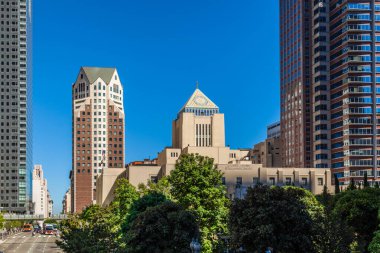 Los Angeles, ABD - 27 Haziran 2012: Los Angeles şehir merkezindeki gökdelen perspektifi.