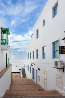 Playa Blanca, İspanya - 22 Aralık 2010: Playa Blanca 'da sabah erken saatlerde yaya bölgesine insan olmadan bakın.