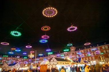 Madrid, İspanya - 22 Aralık 2010: İnsanlar İspanya 'nın Madrid kentindeki en ünlü Noel pazarı olan Plaza Mayor' dan Noel hediyeleri satın alıyor.