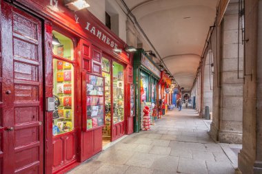Madrid, İspanya - 20 Aralık 2010: Turistler şehir meydanındaki Castizo atari salonlarında Madrid 'in eski ve eski caddelerini geziyor ve yürüyor.