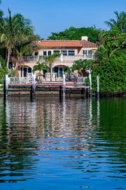 Miami beach, Amerika Birleşik Devletleri - 31 Temmuz 2010: lüks ev miami Beach, ABD kanalında. Pinetree sürücü lüks evler için önde gelen bir semttir.