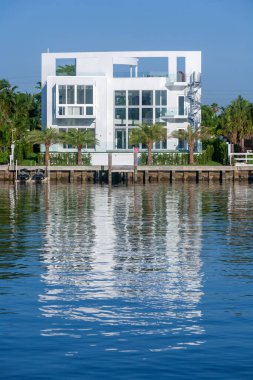 Miami beach, Amerika Birleşik Devletleri - 31 Temmuz 2010: lüks ev miami Beach, ABD kanalında. Pinetree sürücü lüks evler için önde gelen bir semttir.