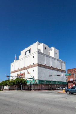 Miami, ABD - 27 Temmuz 2010: Miami Beach, Florida 'daki Ocean Drive' da öğlen manzarası. Güney Sahili 'ndeki Art Deco mimarisi Miami' nin en önemli turistik yerlerinden biridir..