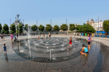 New York, ABD - 8 Temmuz 2010: Halka açık fıskiye alanındaki insanların New York, ABD 'de öğleden sonra doğu liman tarafında ferahlatıcı bir banyosu vardır..