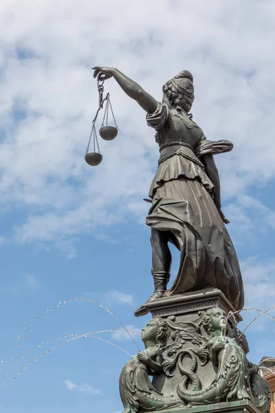 ドイツ フランクフルト 2023年5月24日 フランクフルトにおける女性の正義と剣と曇りの空を正義と法の象徴とする — ストック写真