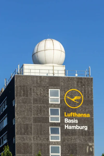 ドイツ ハンブルク 2012年7月24日 ドイツ ハンブルクのルフトハンザ基地の技術エリアにある古い電気通信ボールとアンテナを備えた古い建物 — ストック写真