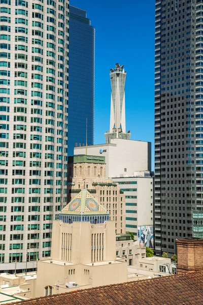 2012年6月27日 米国カリフォルニア州ロサンゼルスにおけるAttマイクロ波タワーと歴史的公共図書館の展望 — ストック写真