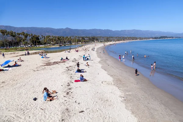 Santa Barbara Usa Giugno 2012 Gente Gode Spettacolare Spiaggia Sabbiosa — Foto Stock