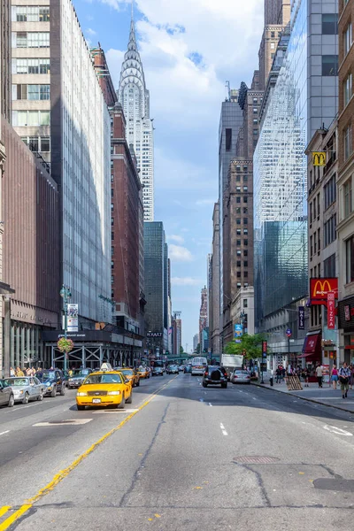 2010年7月11日 ニューヨークのマンハッタンの狭い通りに黄色のタクシーがある — ストック写真