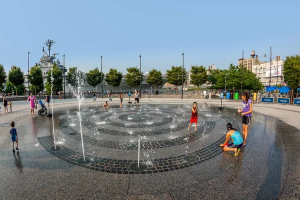 New York Usa July 2010 People Public Fountain Area Have — Stock Photo, Image