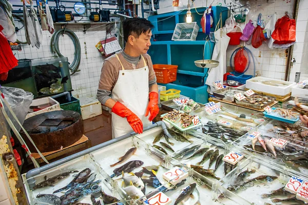 Hongkong China Januar 2010 Mann Verkauft Frittierten Fisch Auf Eis — Stockfoto