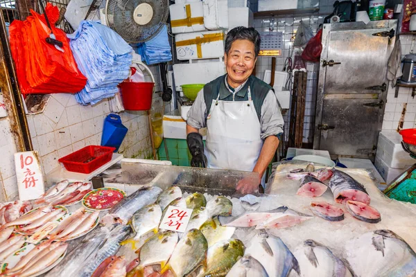 Hong Kong China Enero 2010 Hombre Que Vende Pescado Frito —  Fotos de Stock