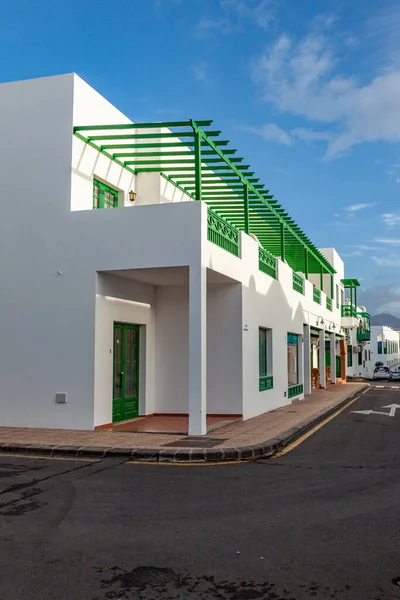 西班牙加那利群岛兰萨罗特市典型的白色粉刷房屋 — 图库照片