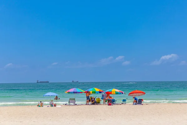 Lidé Mají Rádi Posezení Plážových Lehátkách Slunečníkem Jemném Písku Jižní — Stock fotografie