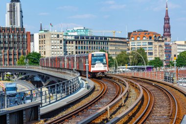 Hamburg, Almanya - 25 Temmuz 2012: tren Hamburg 'daki Baumwall U-Bahn İstasyonu' na varır. Hamburg U-Bahn (Metro Rapid Transit System) 1912 yılında açıldı ve 2012 yılında 105 km uzunluğunda dört hat içermektedir..