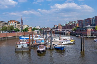 Hamburg, Almanya - 25 Temmuz 2012: Hamburg limanındaki eski tuğla Speicherstadt, ön planda gemi rıhtımı. Speicherstadt bir Unesco dünya mirası alanıdır..