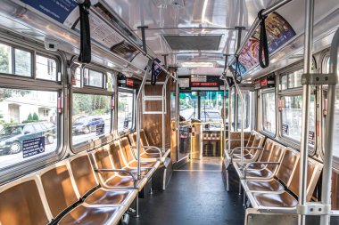 San Francisco, ABD - 24 Temmuz 2008: Yolsuz halk otobüsü San Francisco, ABD 'de otobüs durağında duruyor..