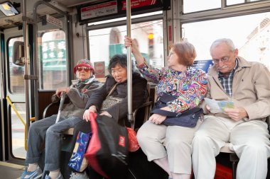San Francisco, ABD - 24 Temmuz 2008: San Francisco şehir merkezinde otobüsü kullanan insanlar. San Francisco 'da otobüs sürmek ucuz, hızlı ve yerel halk ve turistler tarafından sıklıkla kullanılır..