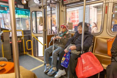 San Francisco, ABD - 24 Temmuz 2008: San Francisco şehir merkezinde otobüsü kullanan insanlar. San Francisco 'da otobüs sürmek ucuz, hızlı ve yerel halk ve turistler tarafından sıklıkla kullanılır..