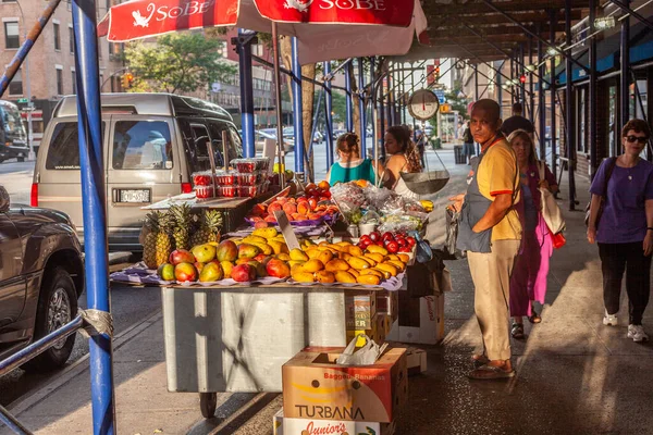 美国纽约 2010年7月11日 街头小贩在纽约街头卖新鲜水果 — 图库照片