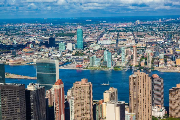 2010年7月9日ニューヨーク市 ハドソン川と国連ビルを望むニューヨークのスカイライン — ストック写真