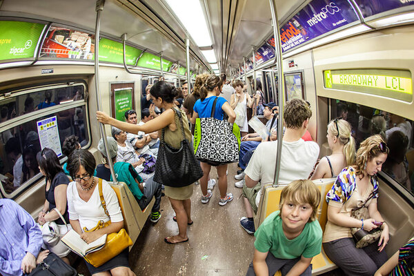 Нью-Йорк, США - 9 июля 2010 года: люди входят в метро на станции в Бруклине, Нью-Йорк.