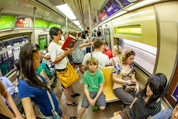 2010 사람들 브루클린 지하철역에 지하철을 — 스톡 사진