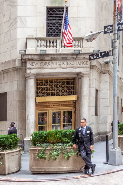 2010年 平成22年 7月9日 米国ニューヨーク市 ウォール街証券取引所ビルへの独立した小規模ビルが警備員により制服で保護される — ストック写真