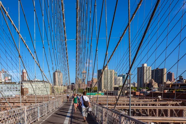 美国纽约 2010年7月9日 人们穿过纽约著名的布鲁克林大桥 — 图库照片