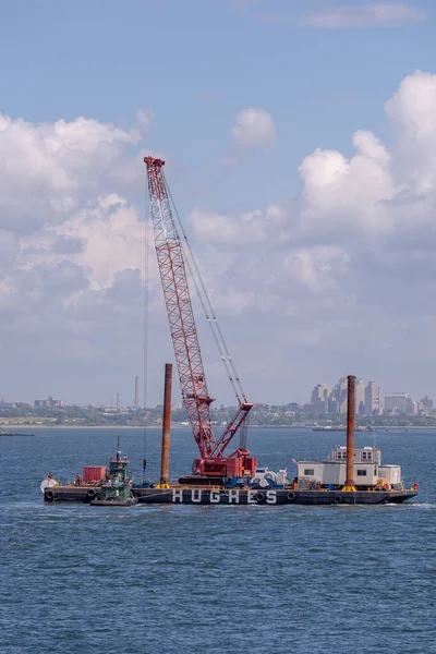 美国纽约 2010年7月9日 在哈德逊河床安装铁塔的离岸建筑工地上的哈德逊号挖掘机 — 图库照片