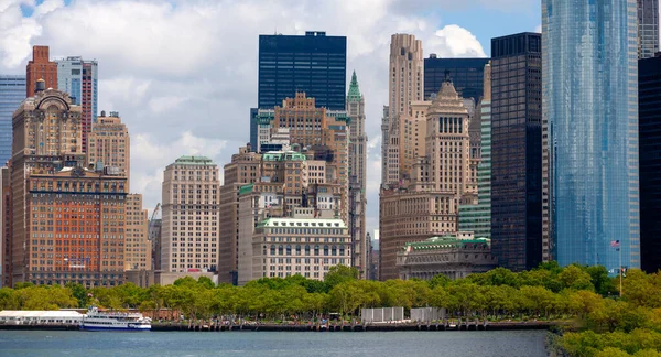 구름낀 배터리 파크가 뉴욕의 스카이라인을 바라봄 — 스톡 사진