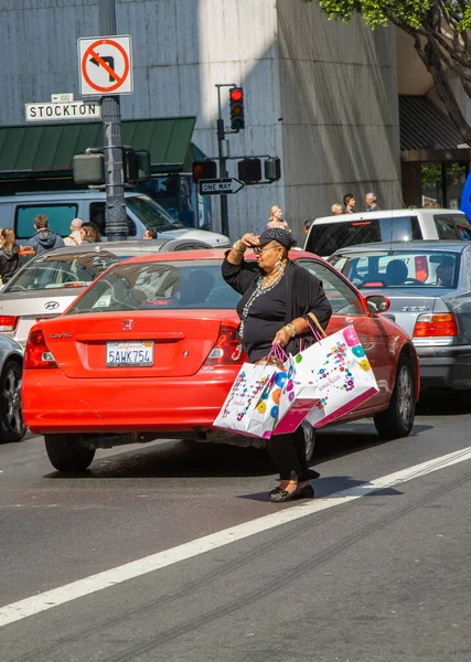 San Francisco Usa July 2008 Woman Fully Filled Shopping Bag — Stock Photo, Image